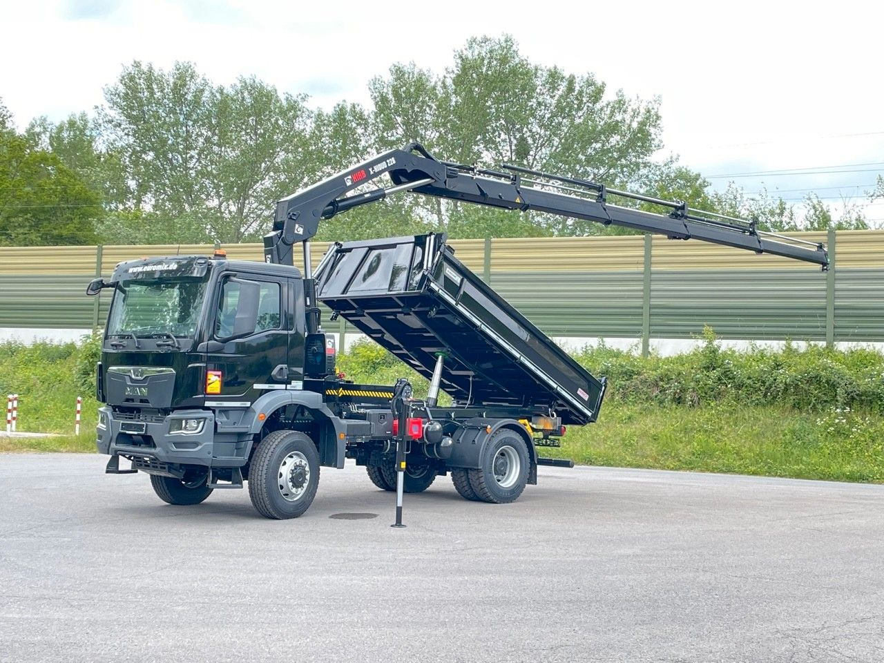 MAN TGM 18.320 4x4 Euro6e Hiab X Hiduo 228-4 - Billenőplatós teherautó, Darus autó: 1 kép. MAN TGM 18.320 4x4 Euro6e Hiab X Hiduo 228-4 - Billenőplatós teherautó, Darus autó: 1 kép.