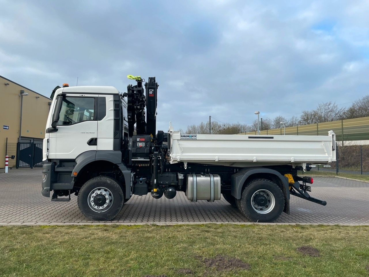 MAN TGS 18.400 TG3 4x4 Euro6e Hiab X-HiDuo 138DS-4 MAN TGS 18.400 TG3 4x4 Euro6e Hiab X-HiDuo 138DS-4 - Billenőplatós teherautó, Darus autó: 3 kép. MAN TGS 18.400 TG3 4x4 Euro6e Hiab X-HiDuo 138DS-4 MAN TGS 18.400 TG3 4x4 Euro6e Hiab X-HiDuo 138DS-4 - Billenőplatós teherautó, Darus autó: 3 kép.
