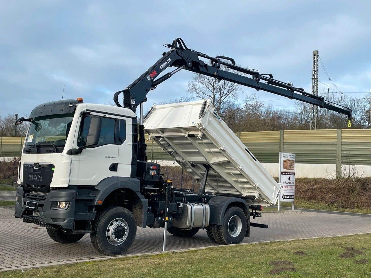MAN TGS 18.400 TG3 4x4 Euro6e Hiab X-HiDuo 138DS-4 - Billenőplatós teherautó, Darus autó: 1 kép. MAN TGS 18.400 TG3 4x4 Euro6e Hiab X-HiDuo 138DS-4 - Billenőplatós teherautó, Darus autó: 1 kép.
