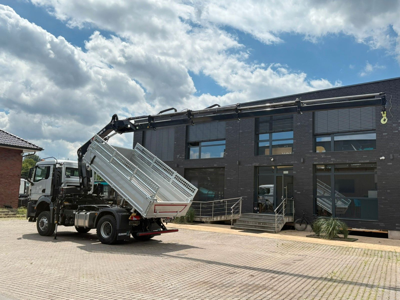 MAN TGS 18.400 TG3 4x4 Euro6e Hiab X-HiDuo 138DS-4 - Billenőplatós teherautó, Darus autó: 4 kép. MAN TGS 18.400 TG3 4x4 Euro6e Hiab X-HiDuo 138DS-4 - Billenőplatós teherautó, Darus autó: 4 kép.
