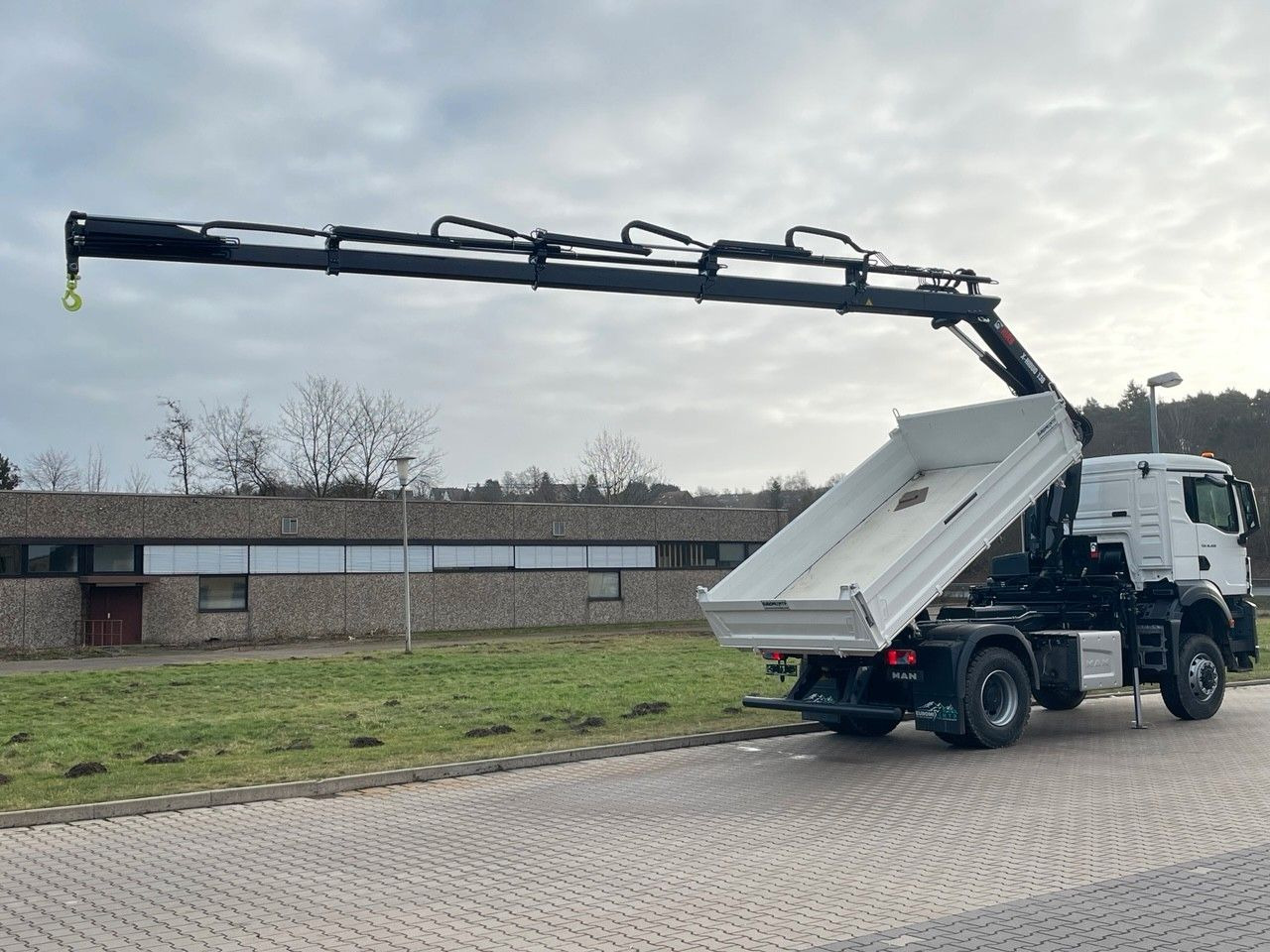 MAN TGS 18.400 TG3 4x4 Euro6e Hiab X-HiDuo 138DS-4 - Billenőplatós teherautó, Darus autó: 5 kép. MAN TGS 18.400 TG3 4x4 Euro6e Hiab X-HiDuo 138DS-4 - Billenőplatós teherautó, Darus autó: 5 kép.