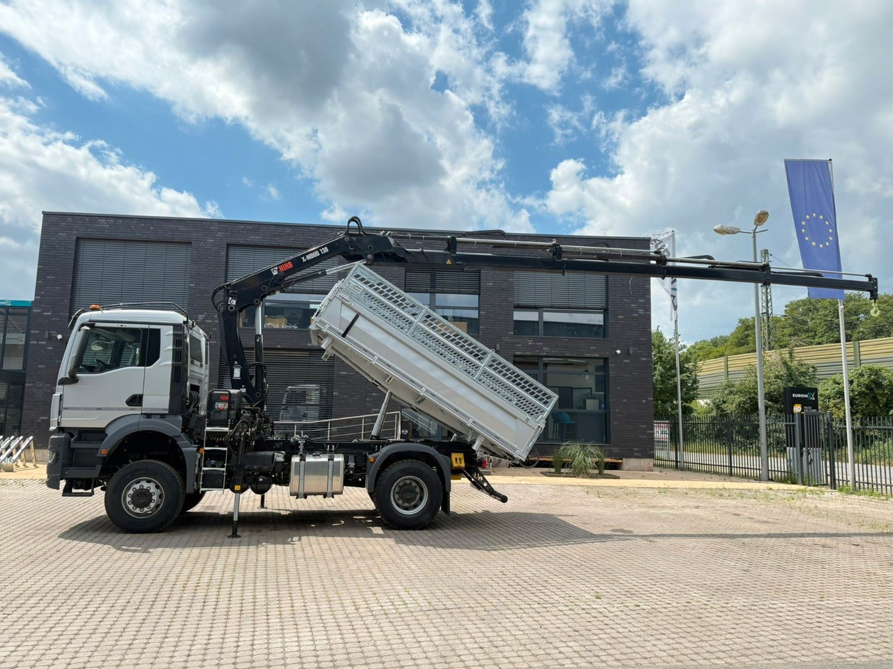 MAN TGS 18.400 TG3 4x4 Euro6e Hiab X-HiDuo 138DS-4 - Billenőplatós teherautó, Darus autó: 4 kép. MAN TGS 18.400 TG3 4x4 Euro6e Hiab X-HiDuo 138DS-4 - Billenőplatós teherautó, Darus autó: 4 kép.