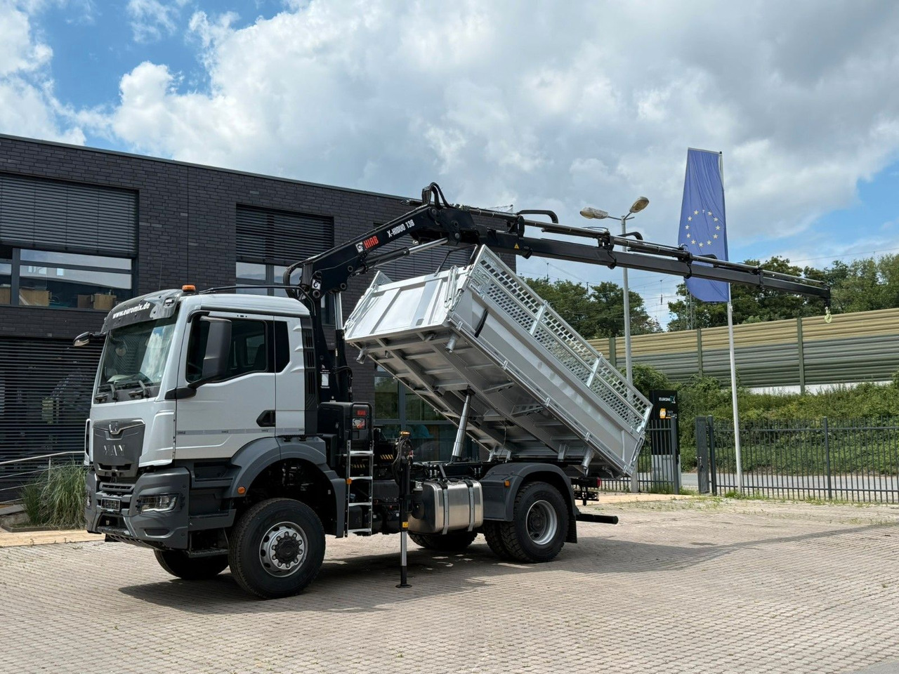 MAN TGS 18.400 TG3 4x4 Euro6e Hiab X-HiDuo 138DS-4 - Billenőplatós teherautó, Darus autó: 3 kép. MAN TGS 18.400 TG3 4x4 Euro6e Hiab X-HiDuo 138DS-4 - Billenőplatós teherautó, Darus autó: 3 kép.