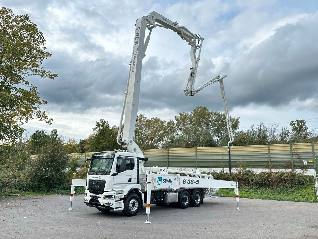 MAN TGS 26.510 6x4 SWAN TSP 38-5 160RZ ( 38m ) - Betonpumpa: 1 kép. MAN TGS 26.510 6x4 SWAN TSP 38-5 160RZ ( 38m ) - Betonpumpa: 1 kép.