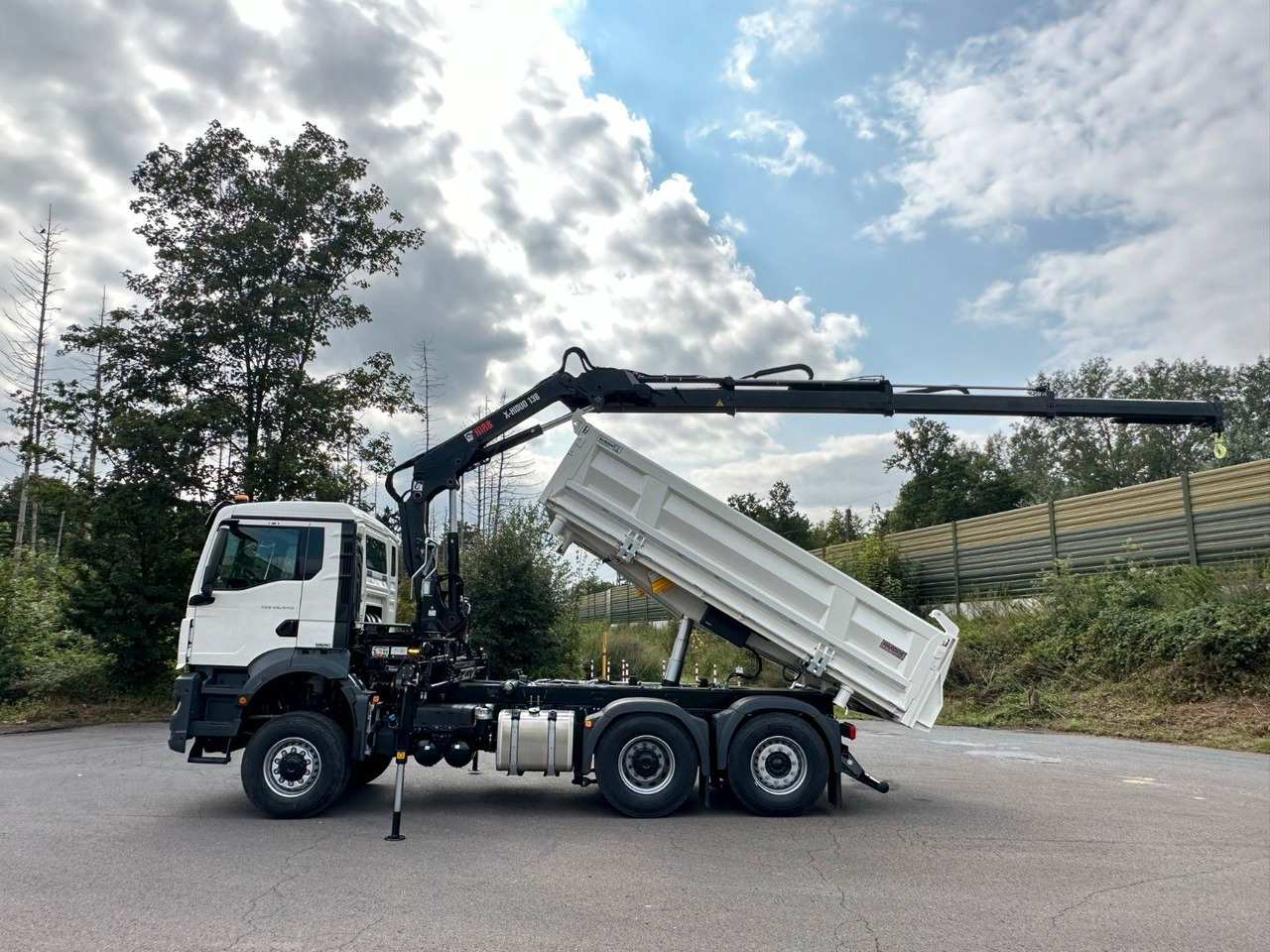 MAN TGS 28.440 6x4-4/3-Seiten- Kipper / Hiab 138-3 MAN TGS 28.440 6x4-4/3-Seiten- Kipper / Hiab 138-3 - Billenőplatós teherautó, Darus autó: 3 kép. MAN TGS 28.440 6x4-4/3-Seiten- Kipper / Hiab 138-3 MAN TGS 28.440 6x4-4/3-Seiten- Kipper / Hiab 138-3 - Billenőplatós teherautó, Darus autó: 3 kép.