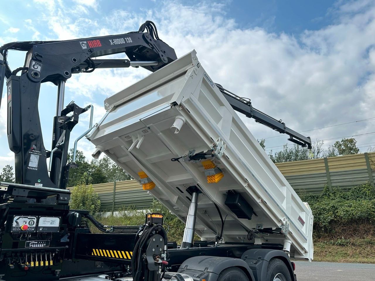 Billenőplatós teherautó, Darus autó MAN TGS 28.440 6x4-4/3-Seiten- Kipper / Hiab 138-3: 19 kép.