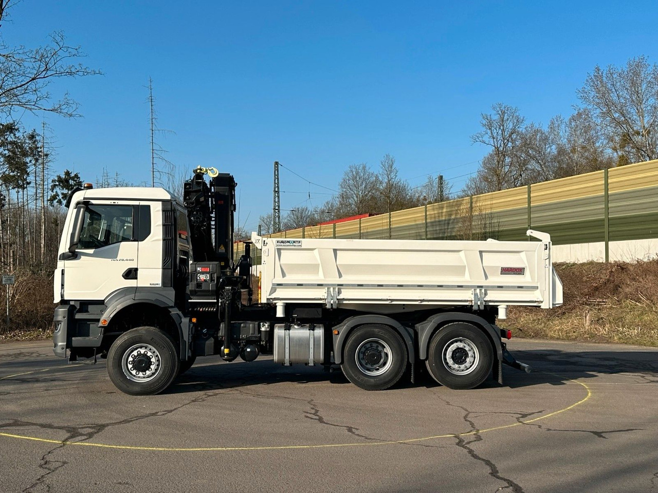 MAN TGS 28.440 6x4-4/3-Seiten- Kipper / Hiab 228-6 - Billenőplatós teherautó, Darus autó: 3 kép. MAN TGS 28.440 6x4-4/3-Seiten- Kipper / Hiab 228-6 - Billenőplatós teherautó, Darus autó: 3 kép.