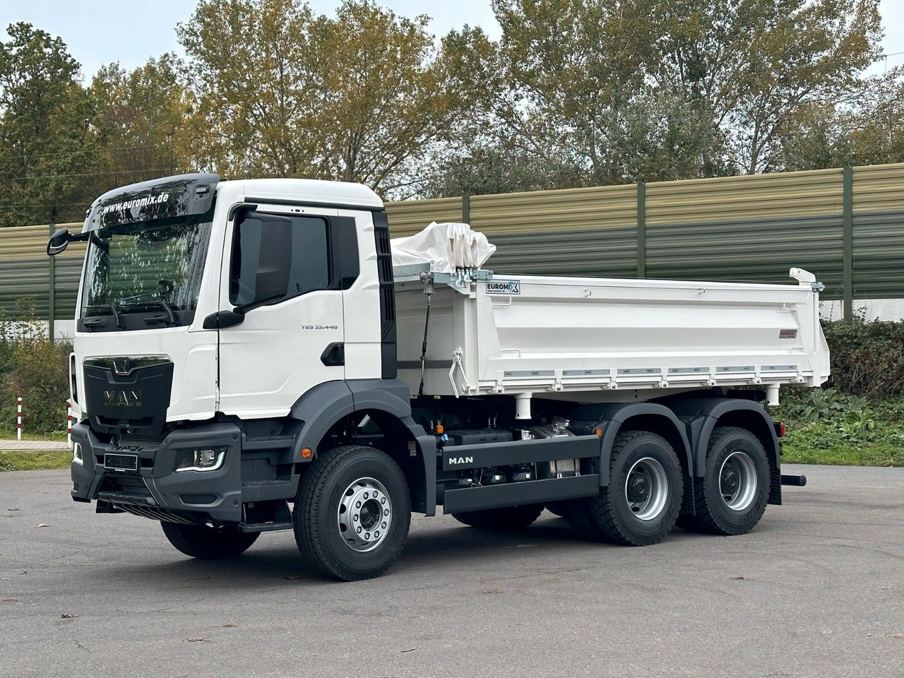 MAN TGS 33.440 6x4 /Euro6 3-Seiten-Kipper EuromixMTP - Billenőplatós teherautó: 1 kép. MAN TGS 33.440 6x4 /Euro6 3-Seiten-Kipper EuromixMTP - Billenőplatós teherautó: 1 kép.