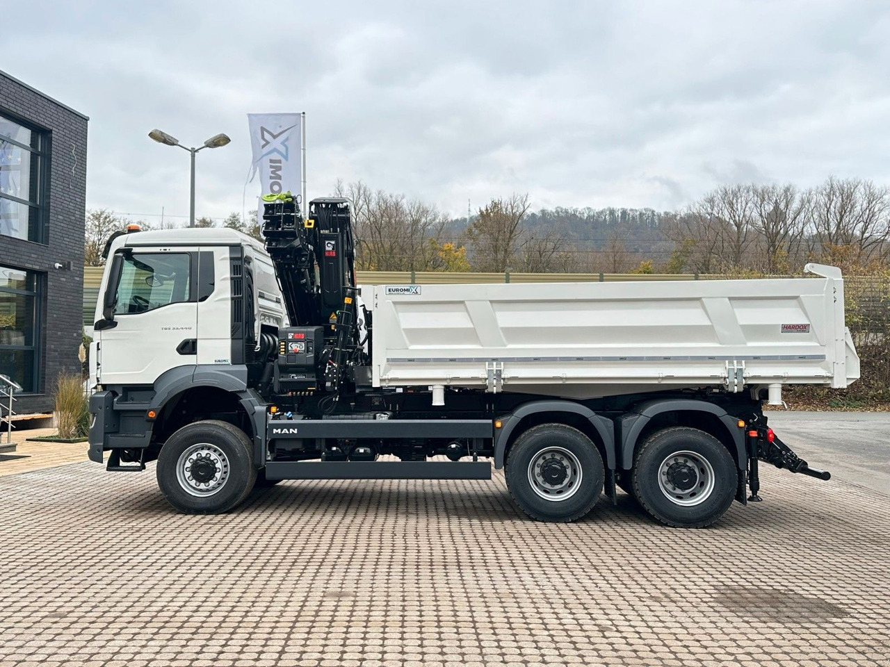 MAN TGS 33.440 6x6 /3-Seiten- Kipper / Kran HIAB 302 - Billenőplatós teherautó, Darus autó: 2 kép. MAN TGS 33.440 6x6 /3-Seiten- Kipper / Kran HIAB 302 - Billenőplatós teherautó, Darus autó: 2 kép.