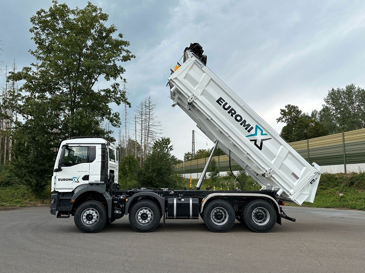 MAN TGS 35.480 8x4 EuromixMTP 3-Seiten-Kipper - Billenőplatós teherautó: 5 kép. MAN TGS 35.480 8x4 EuromixMTP 3-Seiten-Kipper - Billenőplatós teherautó: 5 kép.