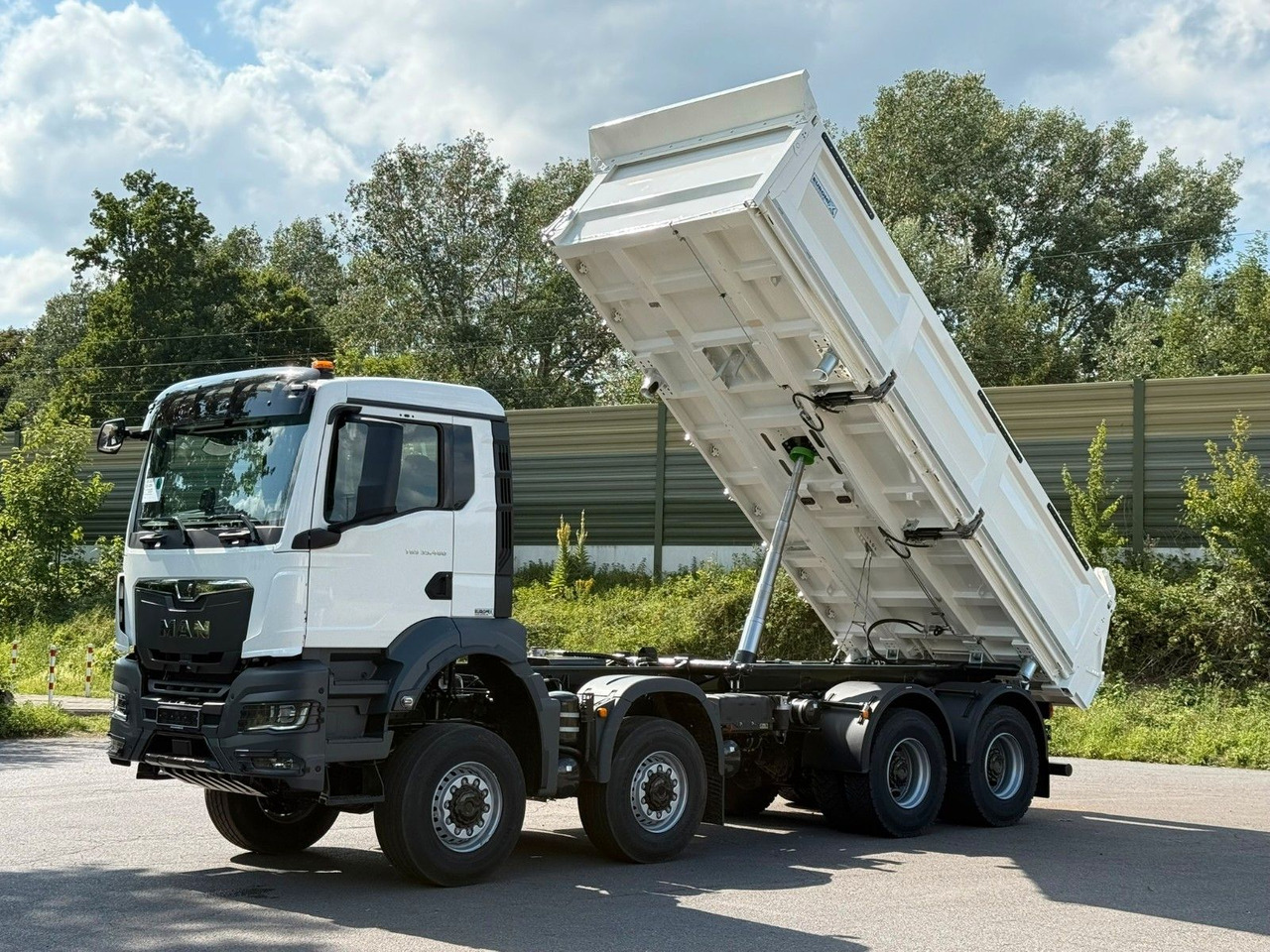MAN TGS 35.480 8x8 EuromixMTP 3-Seiten-Kipper - Billenőplatós teherautó: 1 kép. MAN TGS 35.480 8x8 EuromixMTP 3-Seiten-Kipper - Billenőplatós teherautó: 1 kép.