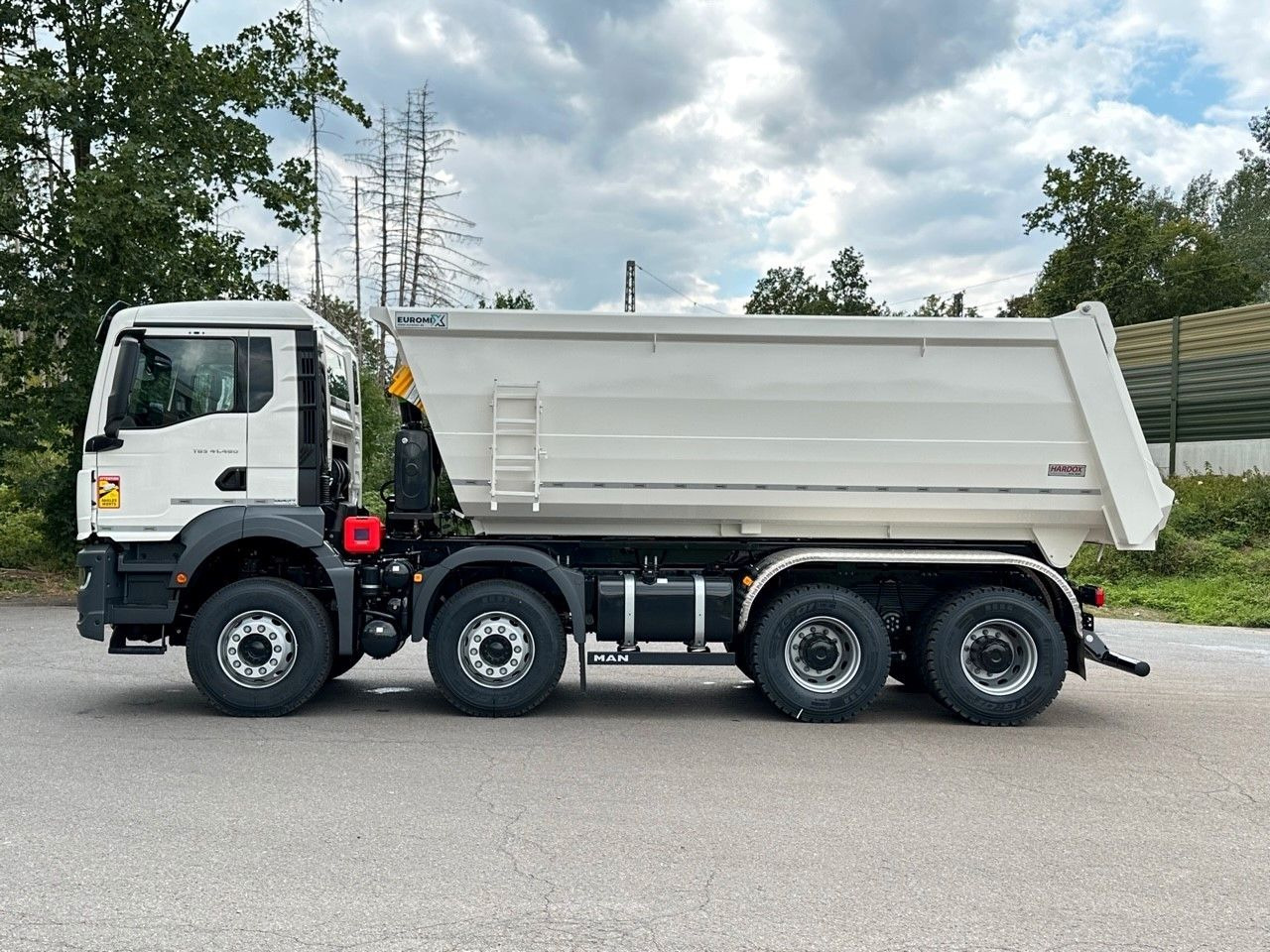 MAN TGS 41.440 8x4 EuromixMTP Mulden-Kipper MAN TGS 41.440 8x4 EuromixMTP Mulden-Kipper - Billenőplatós teherautó: 4 kép. MAN TGS 41.440 8x4 EuromixMTP Mulden-Kipper MAN TGS 41.440 8x4 EuromixMTP Mulden-Kipper - Billenőplatós teherautó: 4 kép.