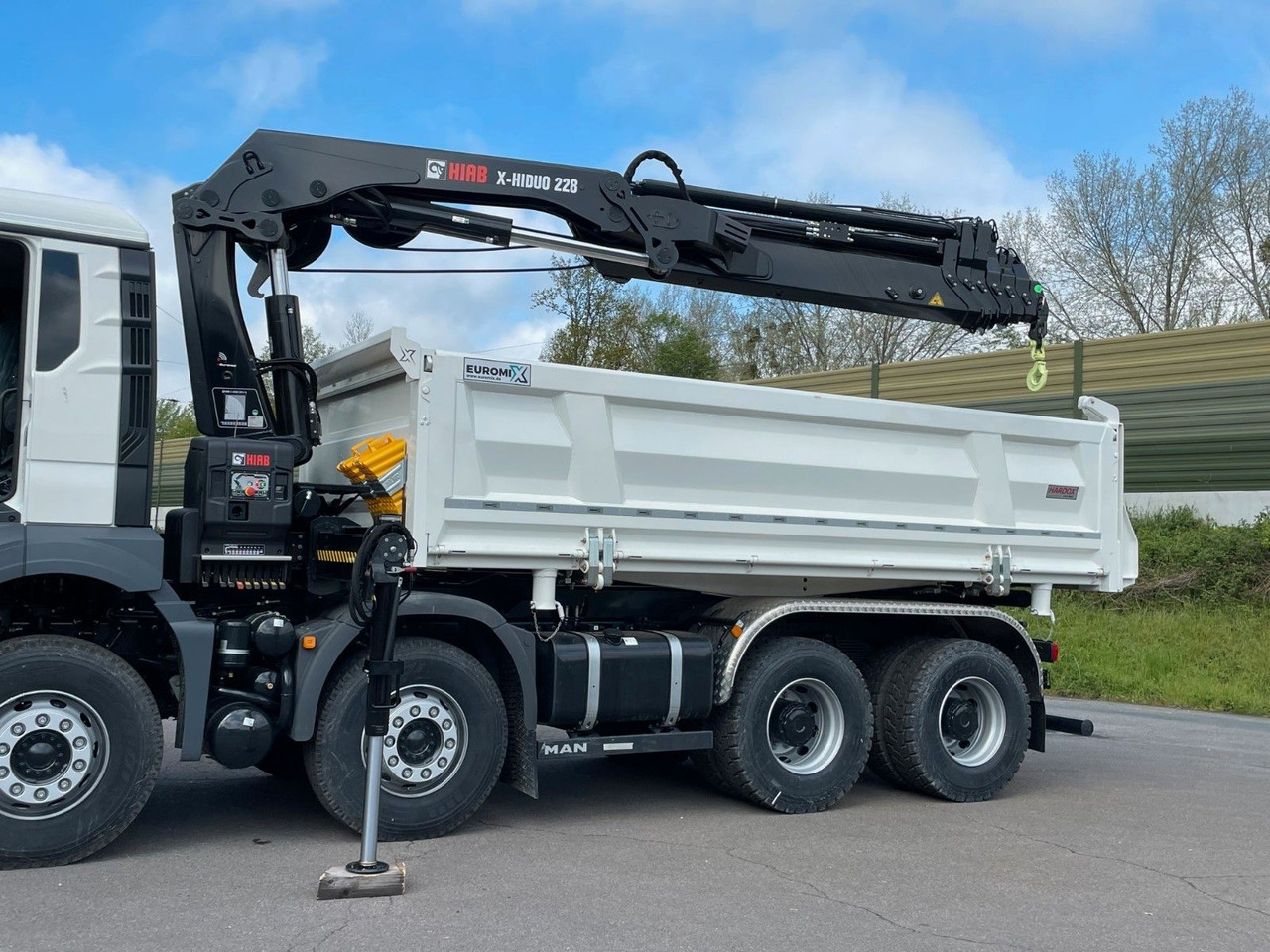 Billenőplatós teherautó, Darus autó MAN TGS 41.480 8x4/Euro6e Euromix Kipper Hiab 228-6: 24 kép.