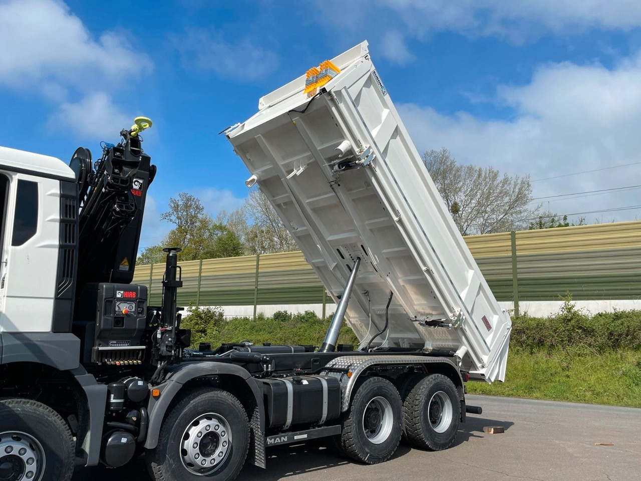 Billenőplatós teherautó, Darus autó MAN TGS 41.480 8x4/Euro6e Euromix Kipper Hiab 228-6: 26 kép.