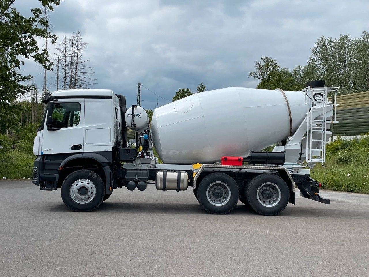 Mercedes-Benz 3348 6X4 Arcos 5 EuromixMTP EM 9 R - Betonmixer: 3 kép. Mercedes-Benz 3348 6X4 Arcos 5 EuromixMTP EM 9 R - Betonmixer: 3 kép.