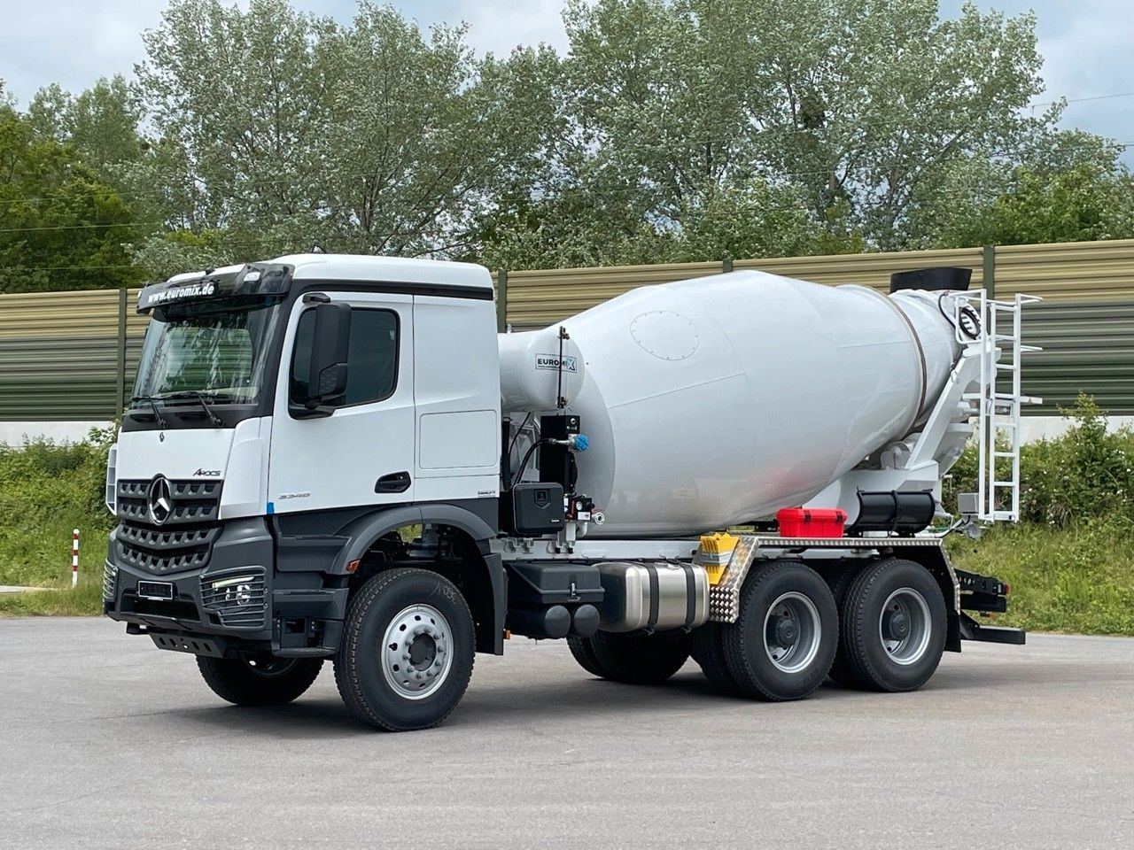 Mercedes-Benz 3348 6X4 Arcos 5 EuromixMTP EM 9 R - Betonmixer: 1 kép. Mercedes-Benz 3348 6X4 Arcos 5 EuromixMTP EM 9 R - Betonmixer: 1 kép.