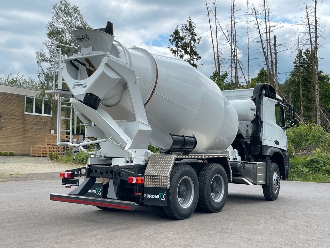 Mercedes-Benz 3348 6X4 Arcos 5 EuromixMTP EM 9 R - Betonmixer: 5 kép. Mercedes-Benz 3348 6X4 Arcos 5 EuromixMTP EM 9 R - Betonmixer: 5 kép.