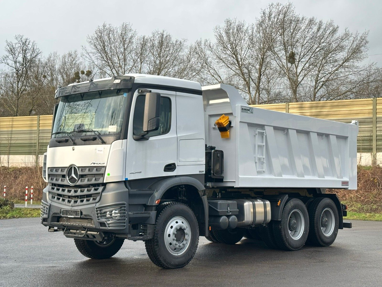 Mercedes-Benz 4048 6X4 Arcos 5 EuromixMTP Dumper Kipper - Billenőplatós teherautó: 3 kép. Mercedes-Benz 4048 6X4 Arcos 5 EuromixMTP Dumper Kipper - Billenőplatós teherautó: 3 kép.