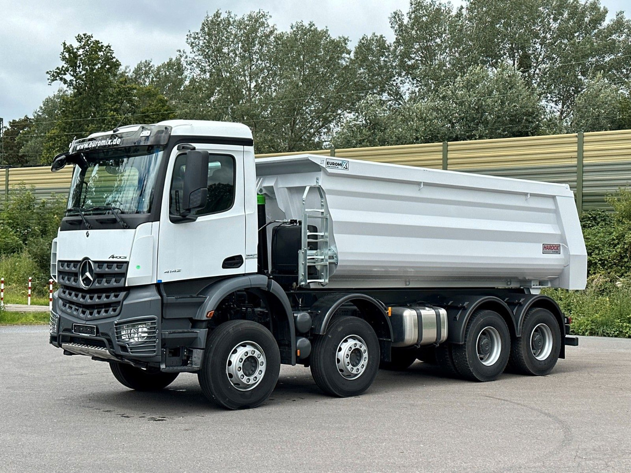 Mercedes-Benz 4142 8X4 Mulden- Kipper - EuromixMTP - Billenőplatós teherautó: 1 kép. Mercedes-Benz 4142 8X4 Mulden- Kipper - EuromixMTP - Billenőplatós teherautó: 1 kép.
