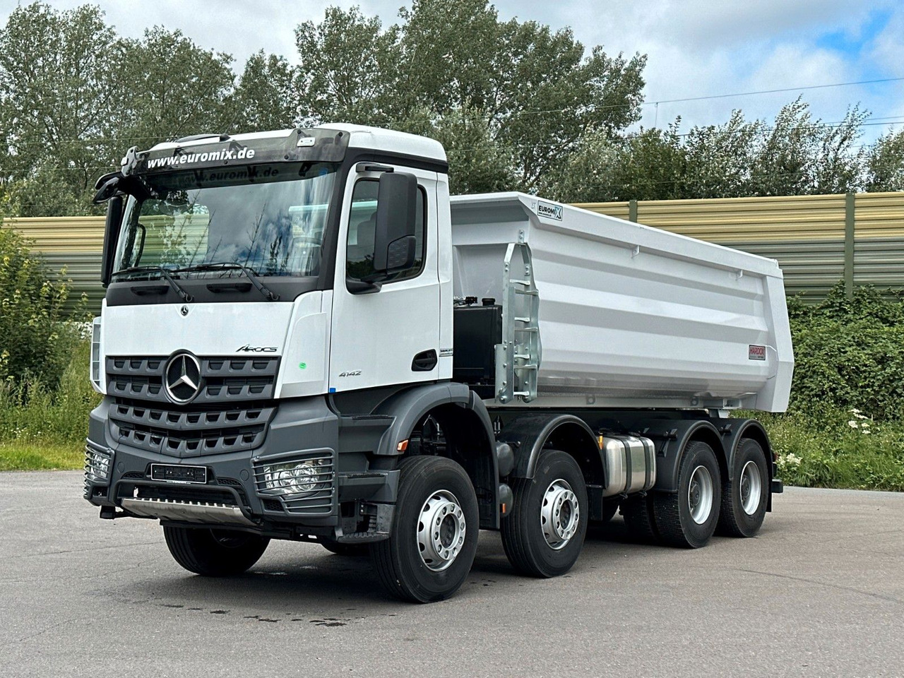 Mercedes-Benz 4142 8X4 Mulden- Kipper - EuromixMTP - Billenőplatós teherautó: 2 kép. Mercedes-Benz 4142 8X4 Mulden- Kipper - EuromixMTP - Billenőplatós teherautó: 2 kép.