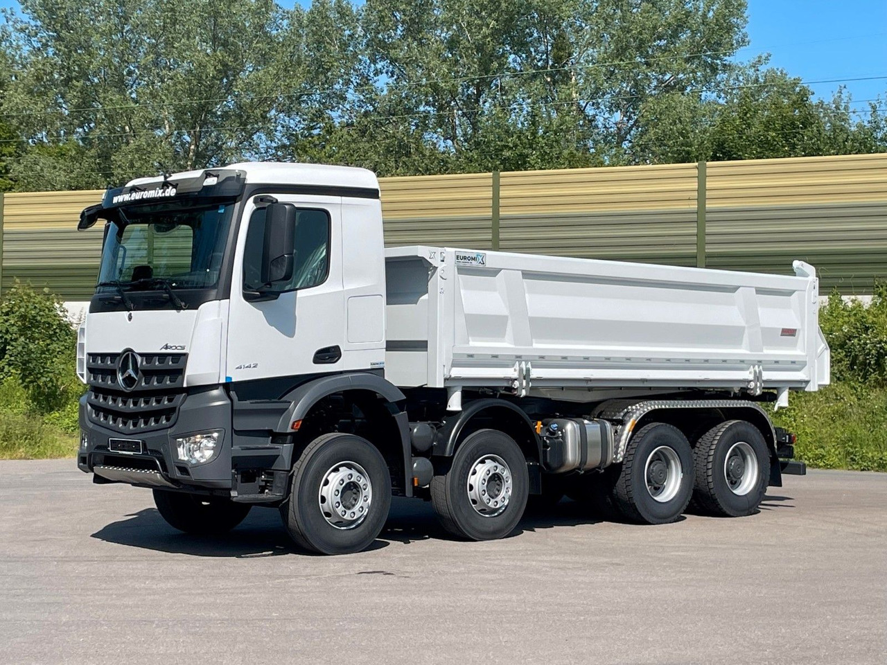Mercedes-Benz 4145 8X4 Euromix EMT 3-Seiten-Kipper - Billenőplatós teherautó: 2 kép. Mercedes-Benz 4145 8X4 Euromix EMT 3-Seiten-Kipper - Billenőplatós teherautó: 2 kép.