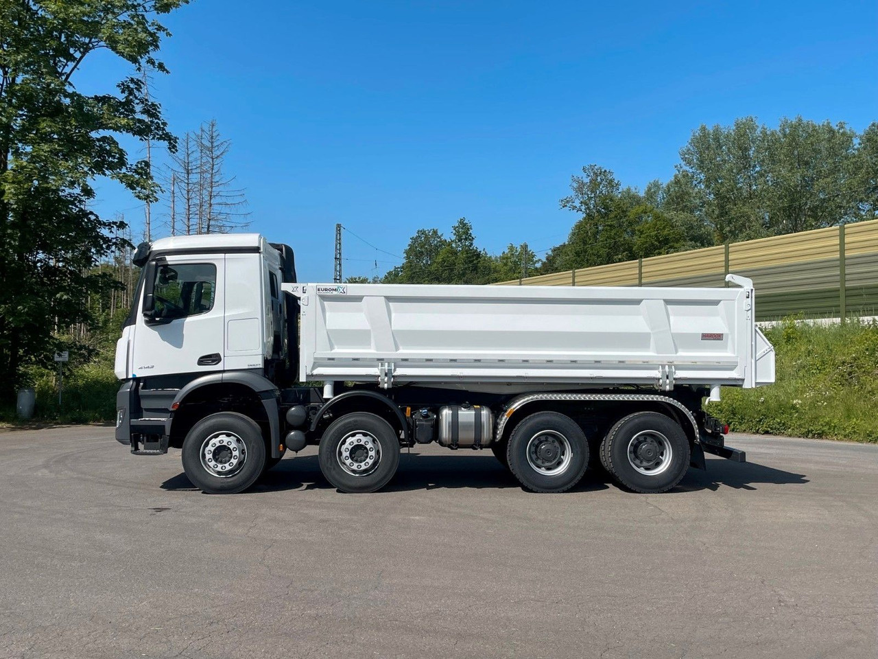 Mercedes-Benz 4145 8X4 Euromix EMT 3-Seiten-Kipper - Billenőplatós teherautó: 3 kép. Mercedes-Benz 4145 8X4 Euromix EMT 3-Seiten-Kipper - Billenőplatós teherautó: 3 kép.
