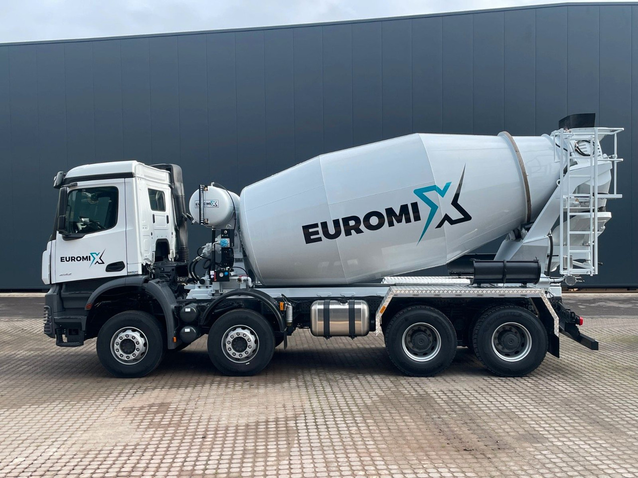 Mercedes-Benz AROCS 5 4142 B 8X4 Euro 3 EuromixMTP EM 10 - Betonmixer: 2 kép. Mercedes-Benz AROCS 5 4142 B 8X4 Euro 3 EuromixMTP EM 10 - Betonmixer: 2 kép.