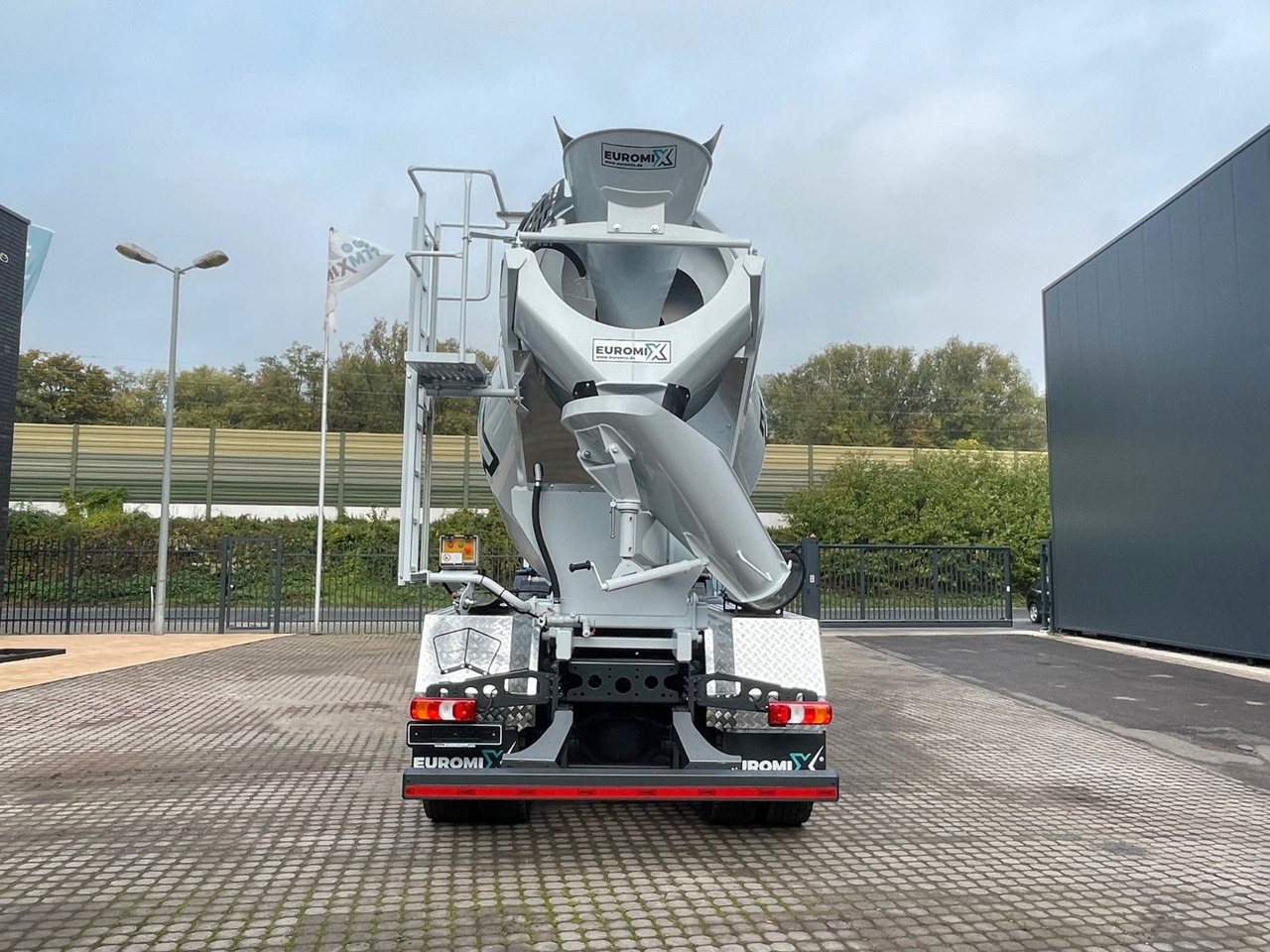 Mercedes-Benz AROCS 5 4142 B 8X4 Euro 3 EuromixMTP EM 10 - Betonmixer: 4 kép. Mercedes-Benz AROCS 5 4142 B 8X4 Euro 3 EuromixMTP EM 10 - Betonmixer: 4 kép.