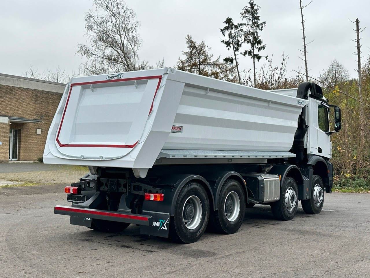 Mercedes-Benz AROCS 5 4145 8X4 E6e EuromixMTP 18m³ Kipper - Billenőplatós teherautó: 5 kép. Mercedes-Benz AROCS 5 4145 8X4 E6e EuromixMTP 18m³ Kipper - Billenőplatós teherautó: 5 kép.
