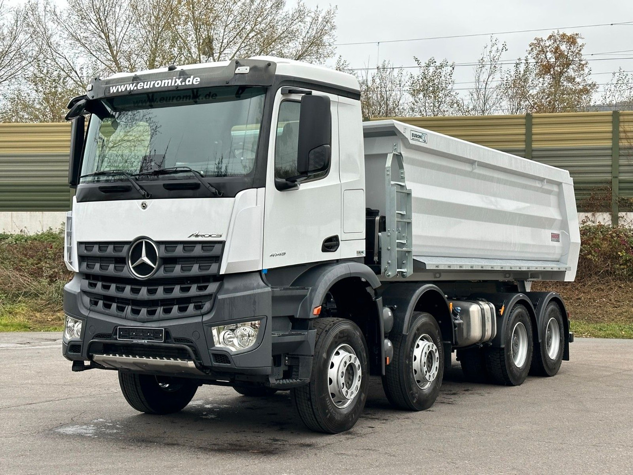 Mercedes-Benz AROCS 5 4145 8X4 E6e EuromixMTP 18m³ Kipper - Billenőplatós teherautó: 1 kép. Mercedes-Benz AROCS 5 4145 8X4 E6e EuromixMTP 18m³ Kipper - Billenőplatós teherautó: 1 kép.