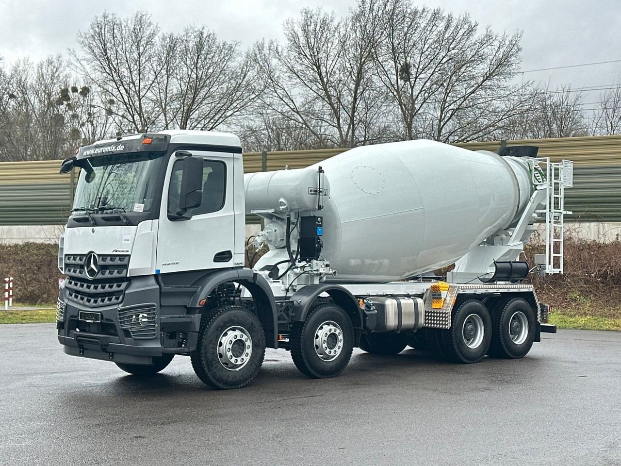 Mercedes-Benz AROCS 5 4242 8x4 Euro5 EuromixMTP EM 12m R - Betonmixer: 4 kép. Mercedes-Benz AROCS 5 4242 8x4 Euro5 EuromixMTP EM 12m R - Betonmixer: 4 kép.