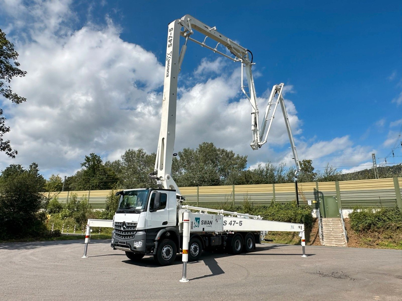 Mercedes-Benz Arocs 5 4142 8x4 SWAN TSP 47-5 160RZ ( 47m ) - Betonpumpa: 1 kép. Mercedes-Benz Arocs 5 4142 8x4 SWAN TSP 47-5 160RZ ( 47m ) - Betonpumpa: 1 kép.