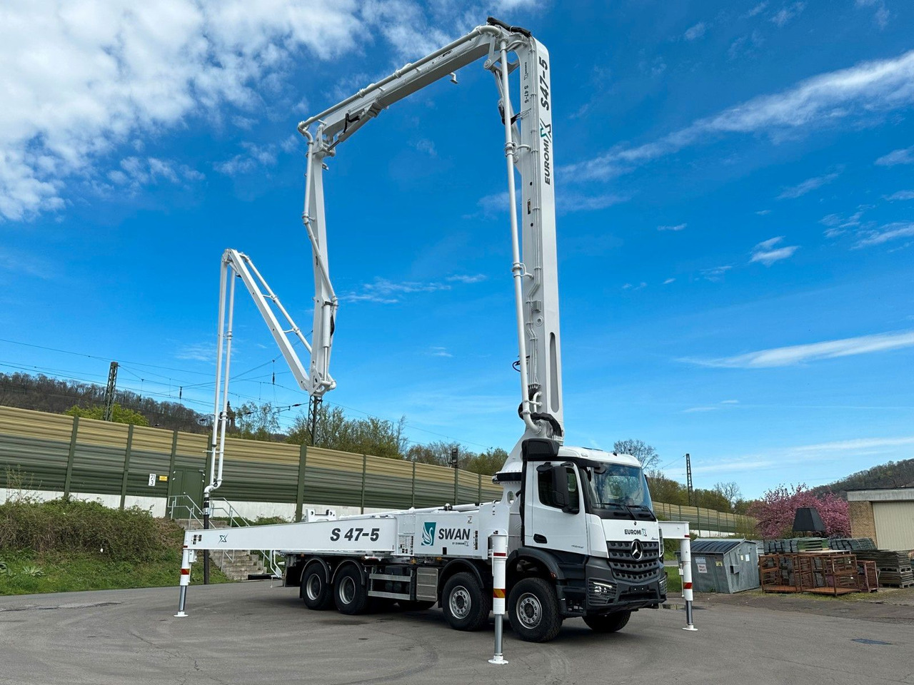 Mercedes-Benz Arocs 5 4542 8x4 SWAN TSP 47-5 160RZ ( 47m ) - Betonpumpa: 1 kép. Mercedes-Benz Arocs 5 4542 8x4 SWAN TSP 47-5 160RZ ( 47m ) - Betonpumpa: 1 kép.