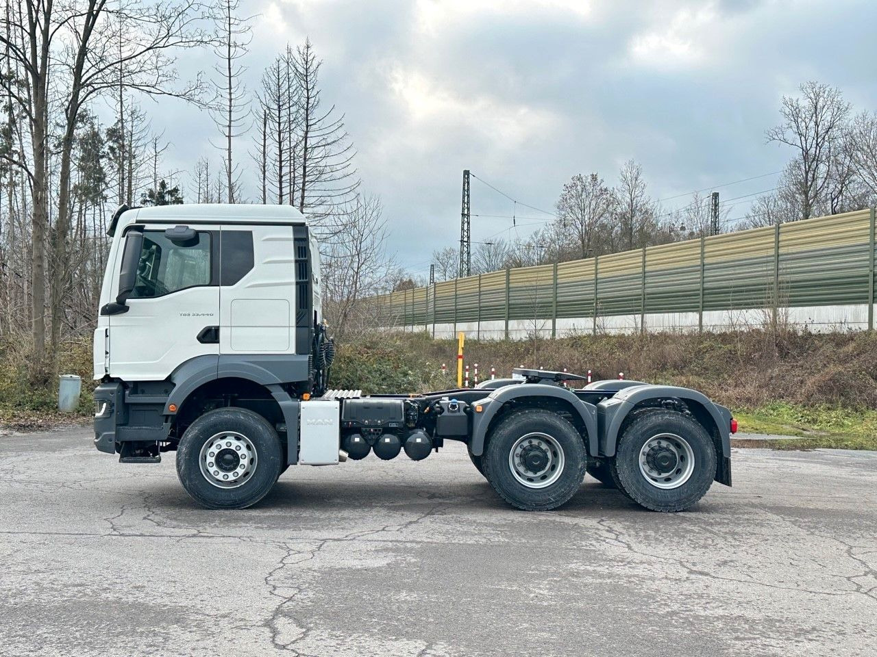 MAN TGS 33.440 BBS 6X4 EUROMIX MTP Kipper-Auflieger - Nyergesvontató: 2 kép. MAN TGS 33.440 BBS 6X4 EUROMIX MTP Kipper-Auflieger - Nyergesvontató: 2 kép.