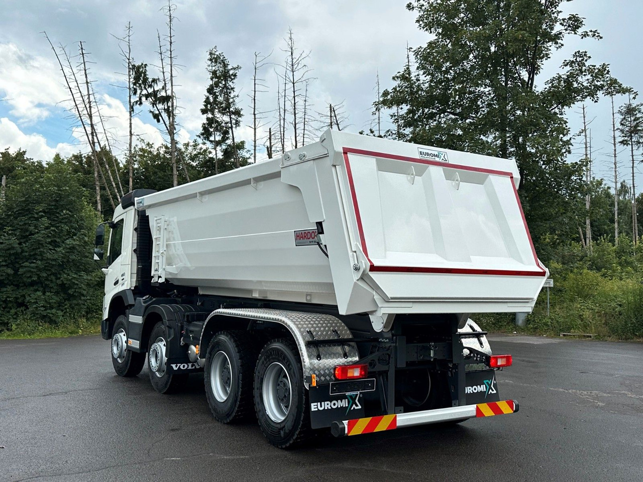 Volvo FMX 460 8x4 EuromixMTP EMK 20m³ Mulden Kipper - Billenőplatós teherautó: 4 kép. Volvo FMX 460 8x4 EuromixMTP EMK 20m³ Mulden Kipper - Billenőplatós teherautó: 4 kép.