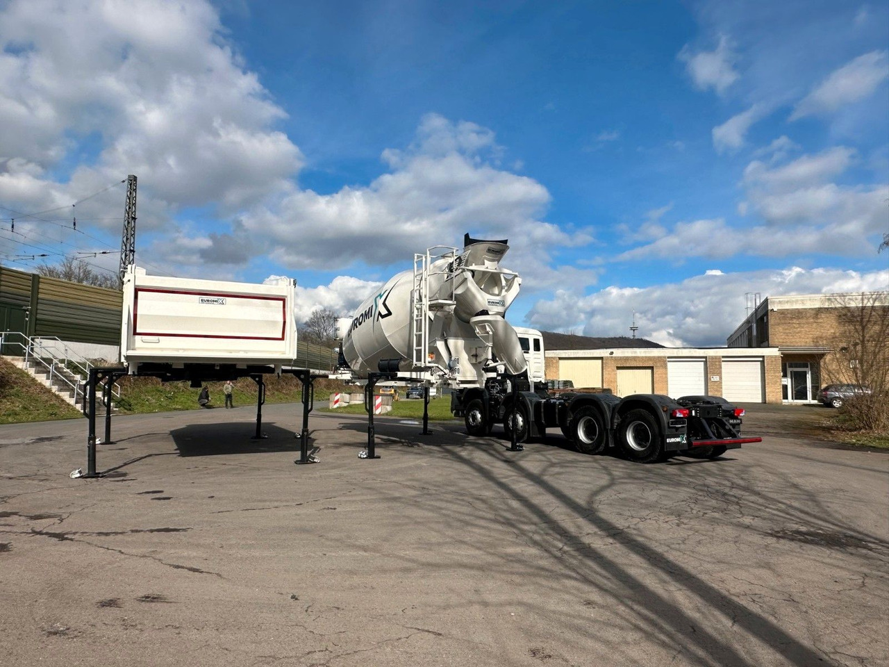 Volvo FMX 460 8x4 / WECHSELSYSTEM KIPPER+MISCHER Volvo FMX 460 8x4 / WECHSELSYSTEM KIPPER+MISCHER - Billenőplatós teherautó: 1 kép. Volvo FMX 460 8x4 / WECHSELSYSTEM KIPPER+MISCHER Volvo FMX 460 8x4 / WECHSELSYSTEM KIPPER+MISCHER - Billenőplatós teherautó: 1 kép.
