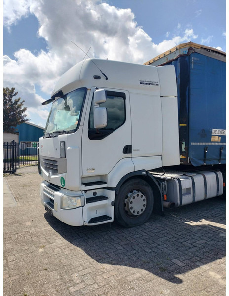 Renault Premium 460.19T 24G ID 7.28 - Nyergesvontató: 2 kép. Renault Premium 460.19T 24G ID 7.28 - Nyergesvontató: 2 kép.