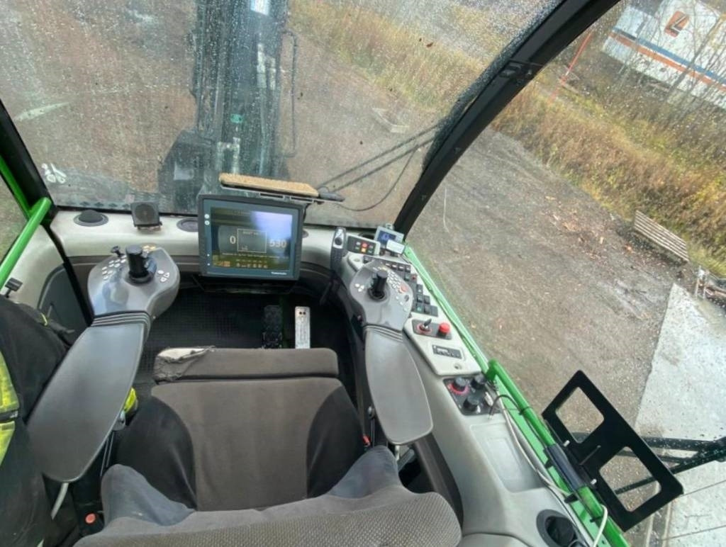 John Deere 1070 D - Fakitermelő gép: 4 kép. John Deere 1070 D - Fakitermelő gép: 4 kép.