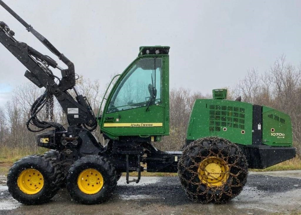John Deere 1070 D - Fakitermelő gép: 2 kép. John Deere 1070 D - Fakitermelő gép: 2 kép.