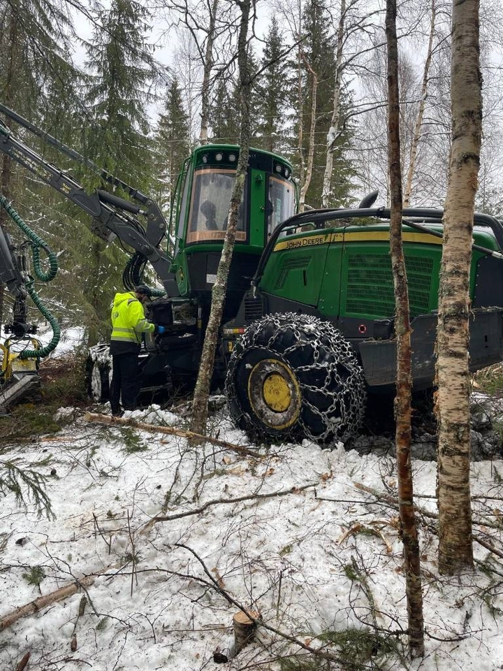 John Deere 1070 G - Fakitermelő gép: 4 kép. John Deere 1070 G - Fakitermelő gép: 4 kép.