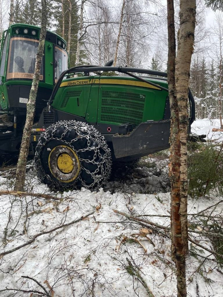 John Deere 1070 G - Fakitermelő gép: 5 kép. John Deere 1070 G - Fakitermelő gép: 5 kép.