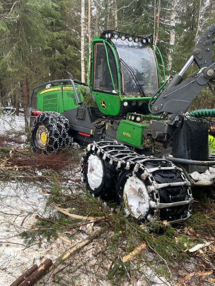 John Deere 1070 G - Fakitermelő gép: 3 kép. John Deere 1070 G - Fakitermelő gép: 3 kép.
