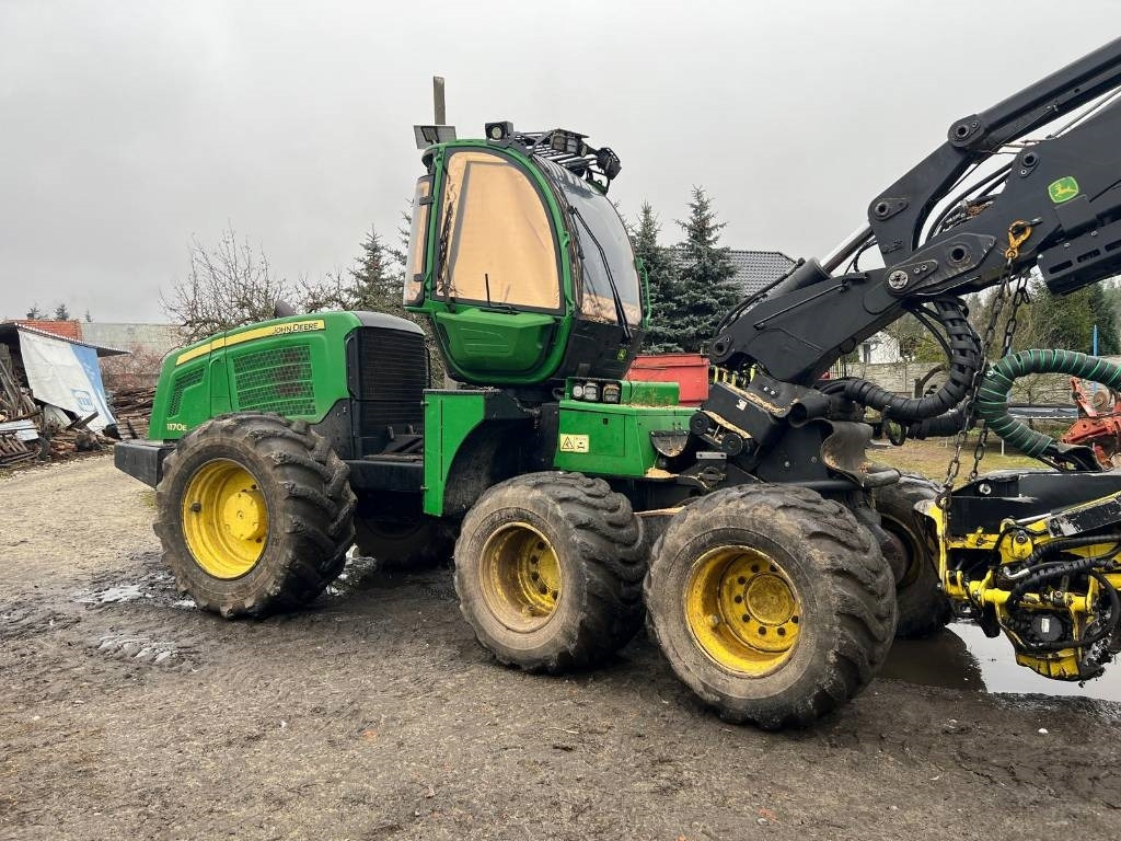 John Deere 1170 E - Fakitermelő gép: 3 kép. John Deere 1170 E - Fakitermelő gép: 3 kép.