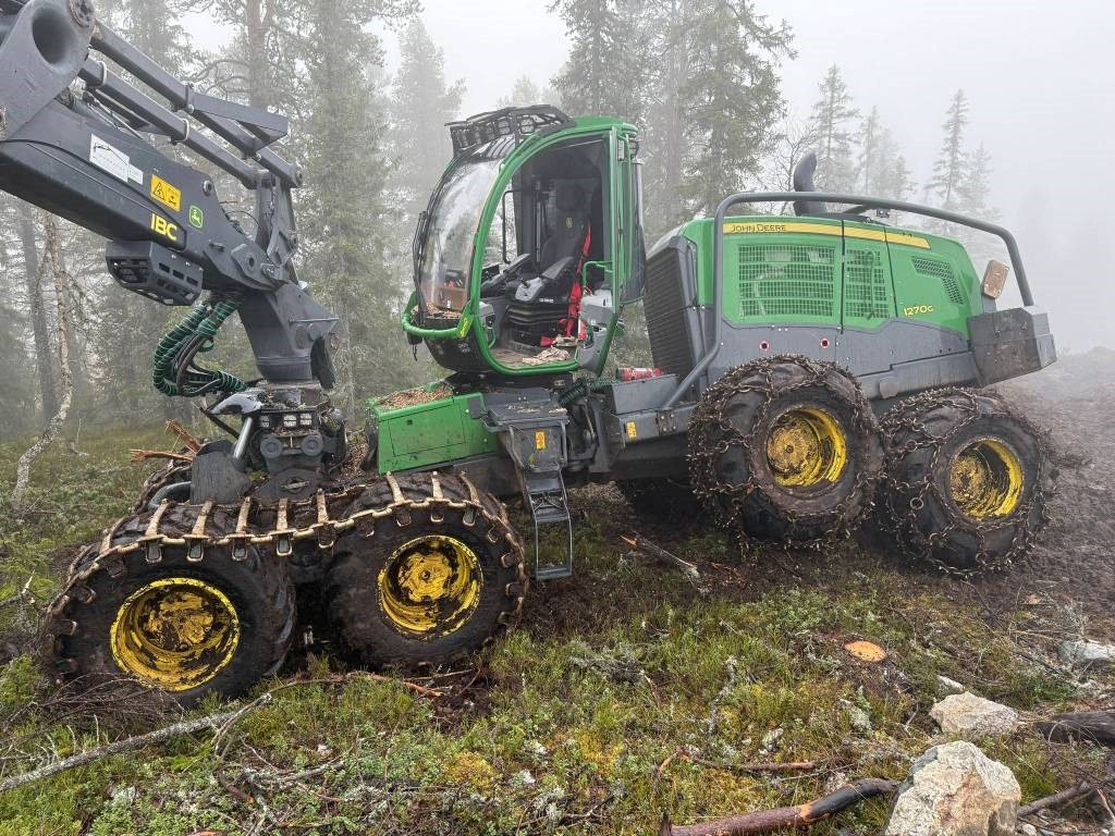 John Deere 1270 G - Fakitermelő gép: 3 kép. John Deere 1270 G - Fakitermelő gép: 3 kép.