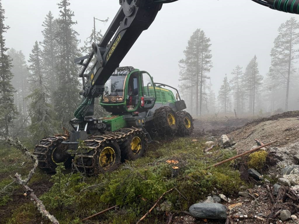 John Deere 1270 G - Fakitermelő gép: 5 kép. John Deere 1270 G - Fakitermelő gép: 5 kép.