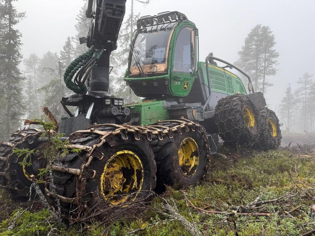 John Deere 1270 G - Fakitermelő gép: 2 kép. John Deere 1270 G - Fakitermelő gép: 2 kép.