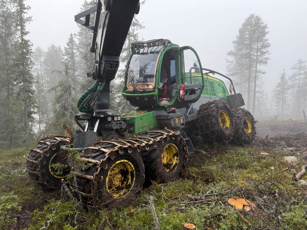 John Deere 1270 G - Fakitermelő gép: 4 kép. John Deere 1270 G - Fakitermelő gép: 4 kép.