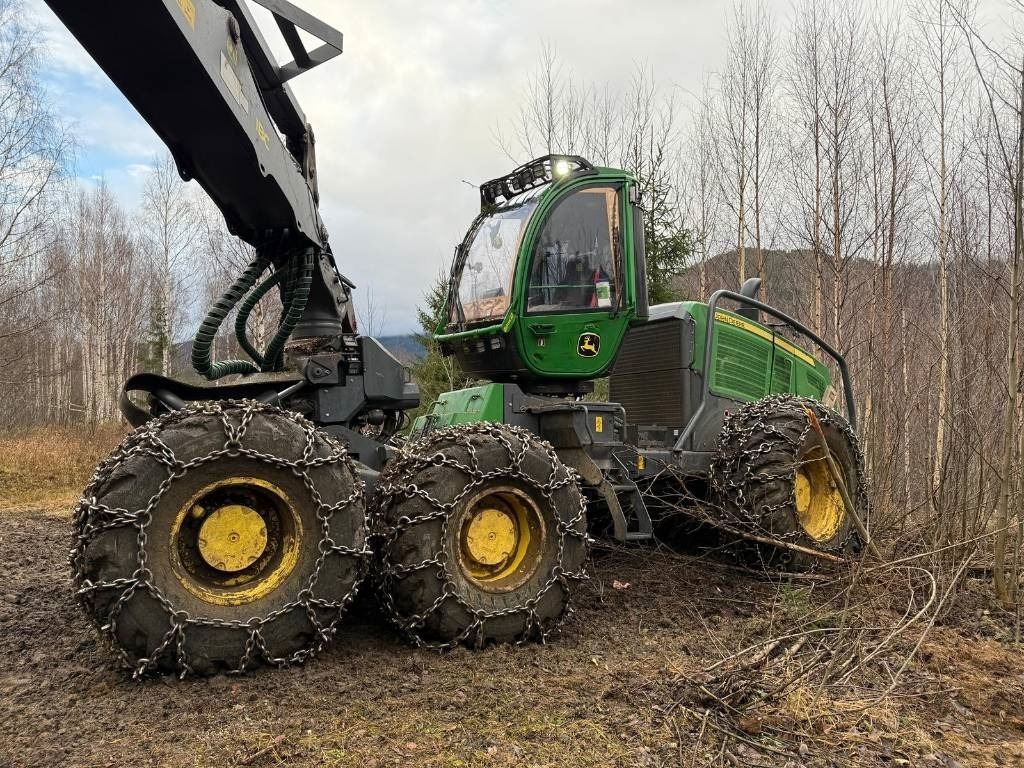 John Deere 1470 G - Fakitermelő gép: 3 kép. John Deere 1470 G - Fakitermelő gép: 3 kép.