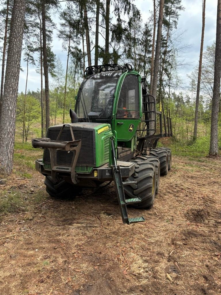 John Deere 810 E - Kihordó: 2 kép. John Deere 810 E - Kihordó: 2 kép.