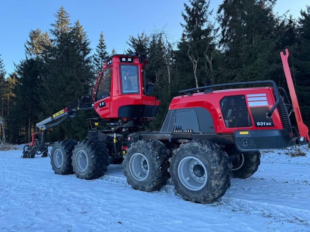 Komatsu 931 XC - Fakitermelő gép: 2 kép. Komatsu 931 XC - Fakitermelő gép: 2 kép.